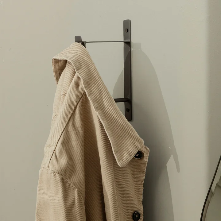 Patère murale de Ferm Living dans la version laiton noir