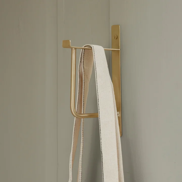 Crochet mural pour vêtements de Ferm Living dans la version en laiton