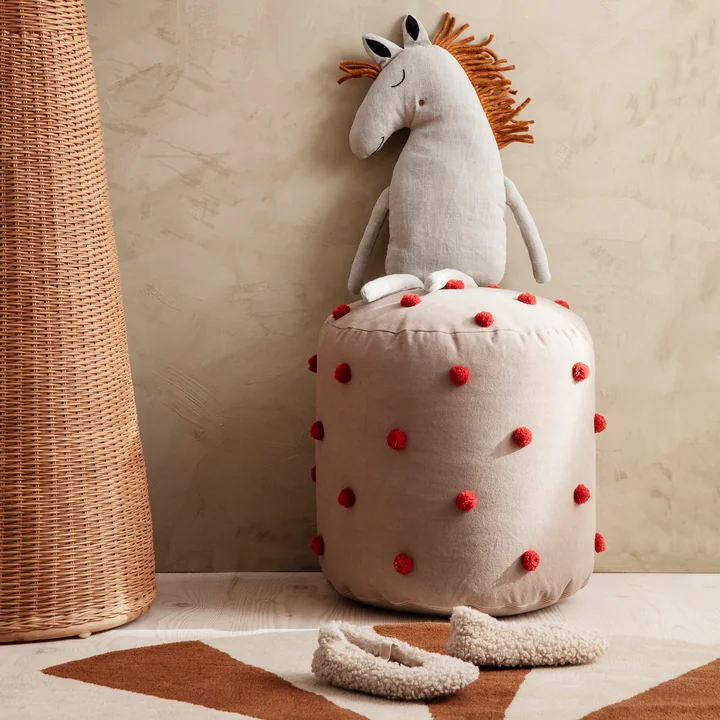 Dot Pouf de Ferm Living dans la version caramel / rouge