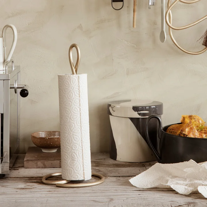 Curvature Porte-rouleau de cuisine de Ferm Living en version laiton
