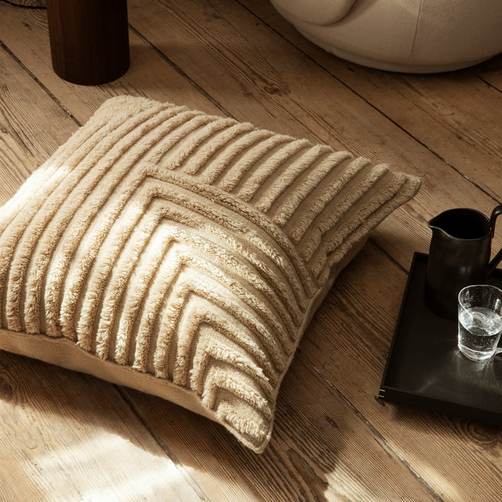 Crease Coussin en laine de ferm Living dans le coloris light sand