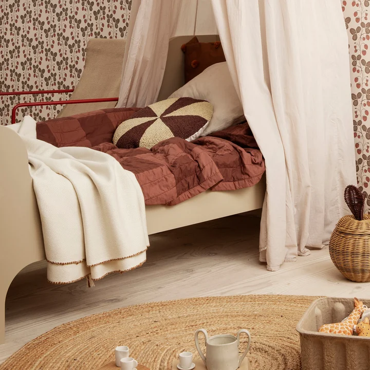 Arch coussin de Ferm Living dans la finition rouge brique / blanc cassé