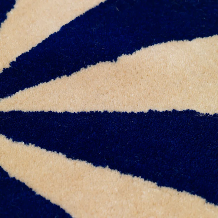 Arch Tapis touffeté de Ferm Living dans le design bleu / off-white