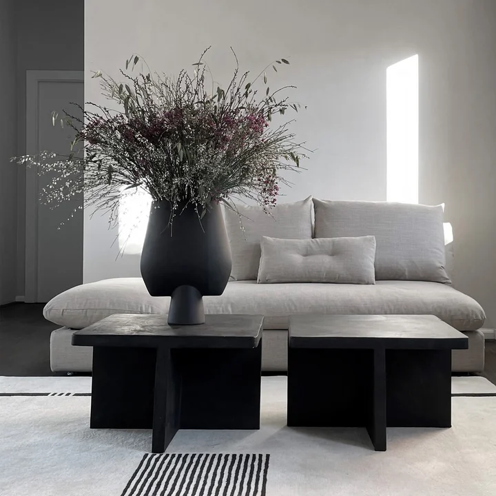 Sphere Vase Square Hexa en noir et Brutus Table d'appoint en noir de 101 Copenhagen .