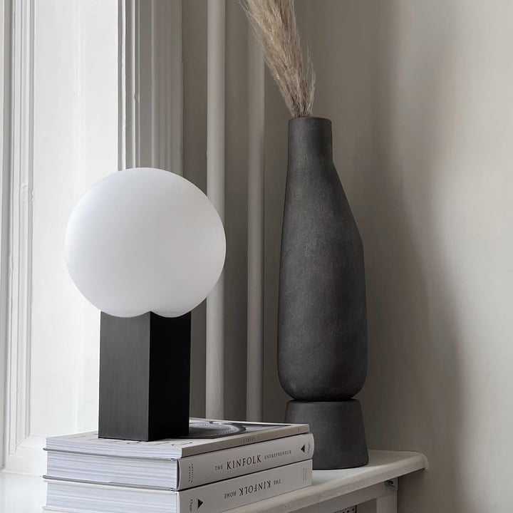 Sphere Vase Tall de 101 Copenhagen en gris foncé