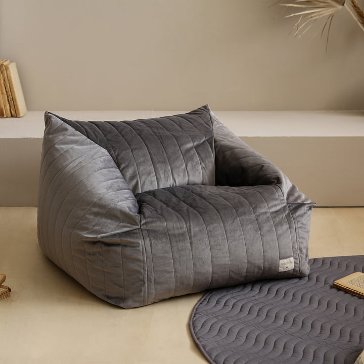 Chelsea Beanbag en velours de Nobodinoz en finition gris ardoise