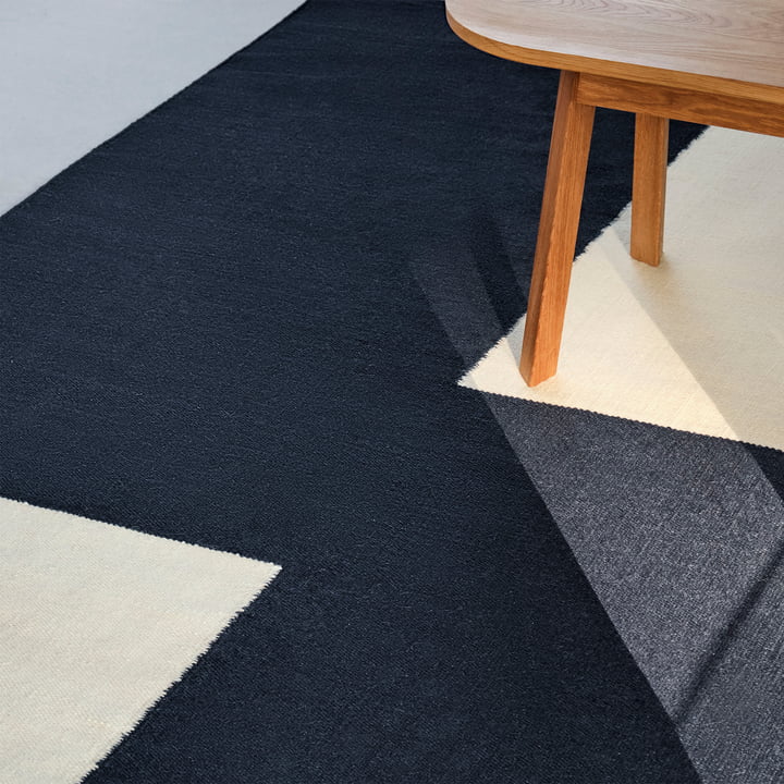 Ethan Cook Flat Works Tapis de Hay dans la couleur blue offset