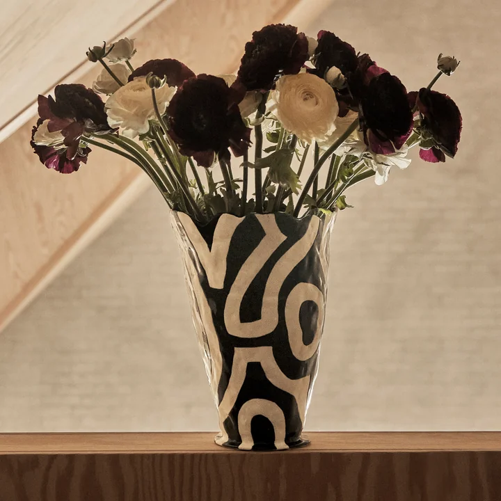 Jessica Hans Shadow Vase de HAY dans les couleurs noir / blanc