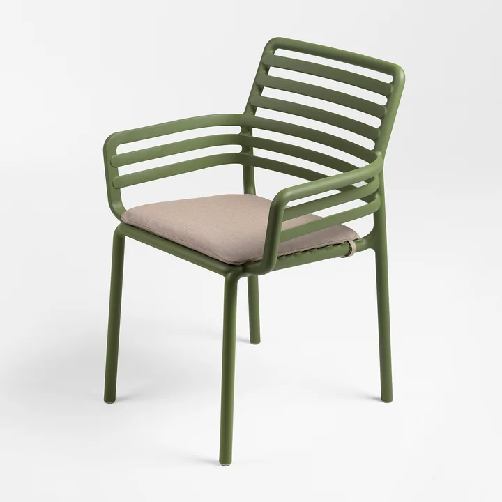 Doga Chaise avec accoudoirs de Nardi en couleur agave avec coussin d'assise lino