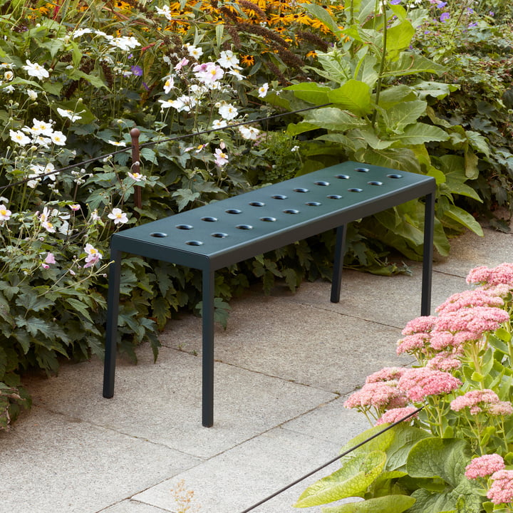 Le banc Balcony in dark forest de Hay