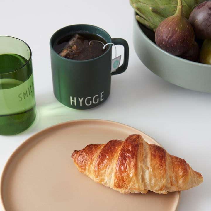 AJ Favourite Tasse en porcelaine avec anse Hygge en vert foncé de Design Letters