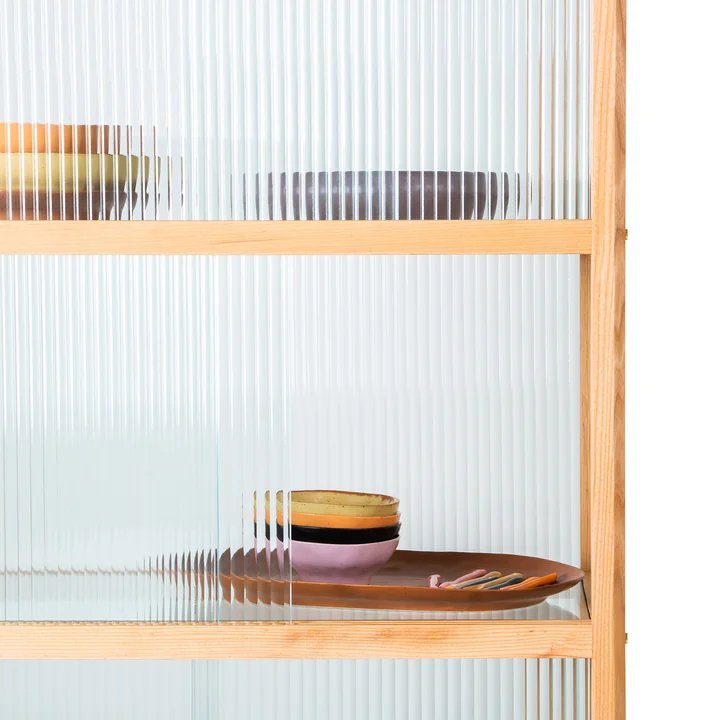 Vitrine en bois avec verre strié de HKliving dans la version nature