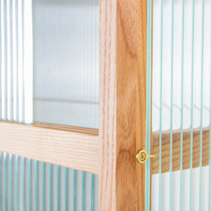 Vitrine en bois avec verre strié de HKliving dans la version nature