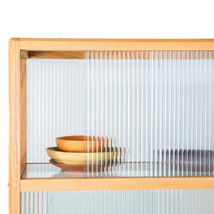 Vitrine en bois avec verre strié de HKliving dans la version nature