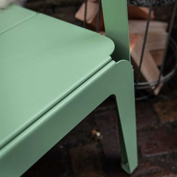 Bended Lounger Outdoor -chaise longue de Weltevree dans la couleur pale green