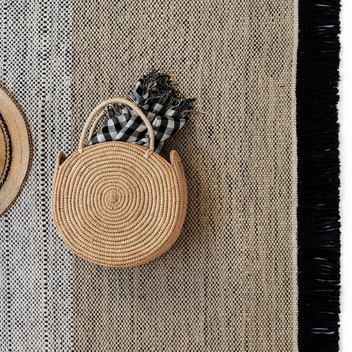 Tres tapis d'extérieur Stripes de nanimarquina dans la version nature / noir