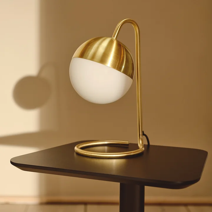 Lampe de table Mara de Collection dans la version laiton
