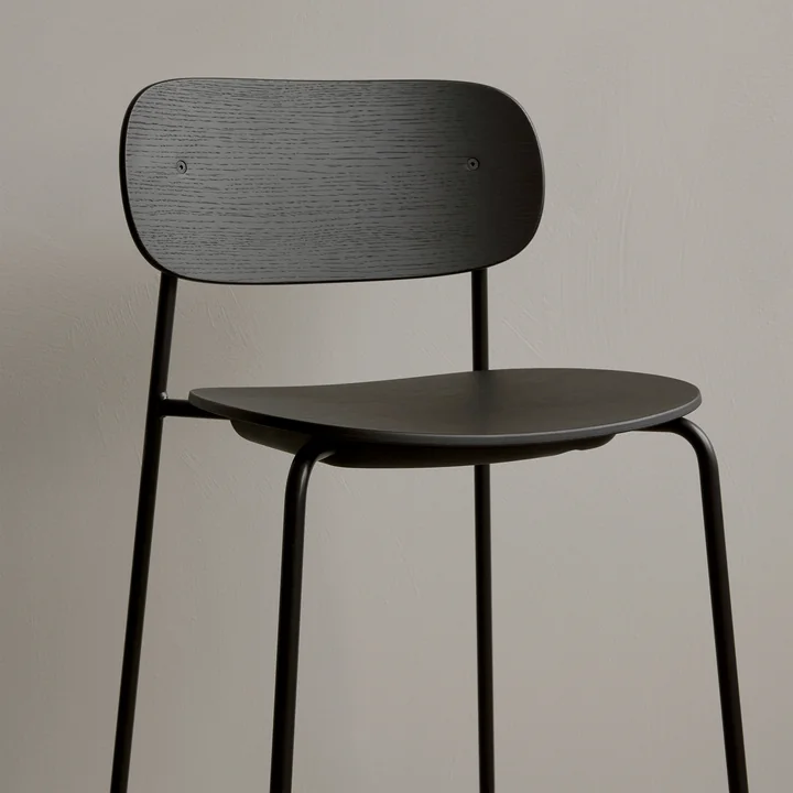 Co Bar Chair de Audo en finition chêne noir avec piètement noir