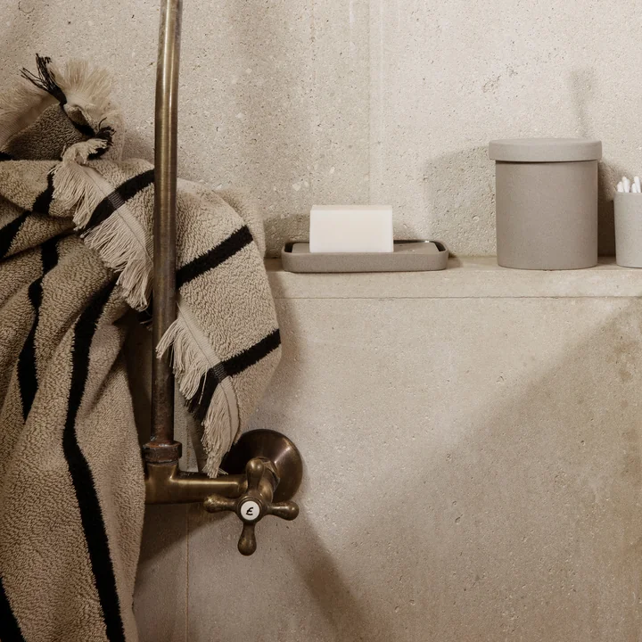 Alee Serviette et drap de bain, sand / black de Ferm Living