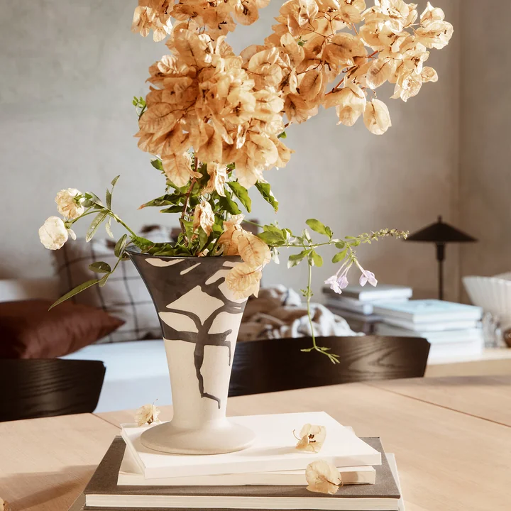 Flores Vase de Ferm Living dans la version sable / noir