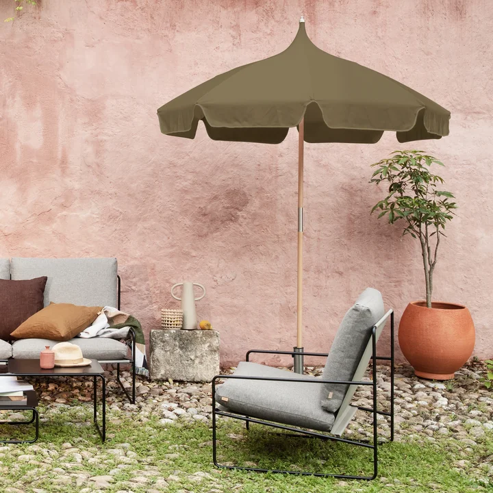 Lull Parasol de Ferm Living dans la version military olive