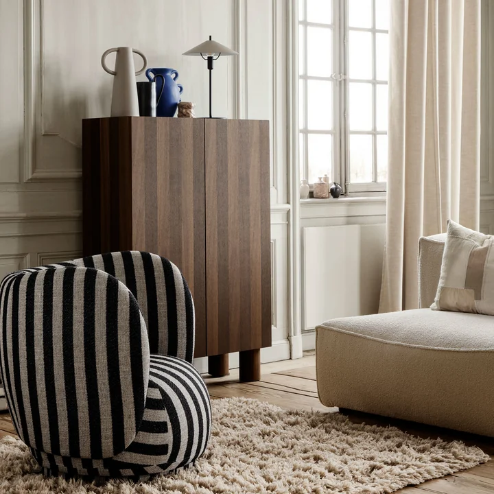 Post Armoire de rangement de Ferm Living dans la finition chêne fumé