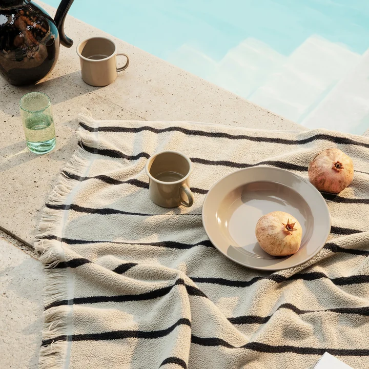 Yard Set de vaisselle de pique-nique de Ferm Living dans la couleur cashmere
