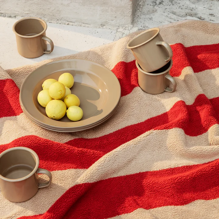 Yard Set de vaisselle de pique-nique de Ferm Living dans la couleur cashmere