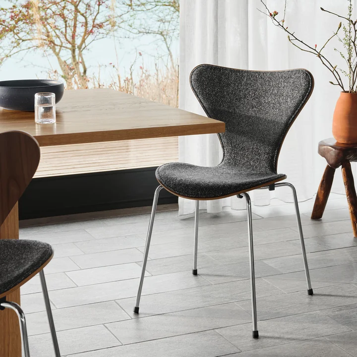 Série 7, Vanir Granite, brun / piètement Chrome de Fritz Hansen