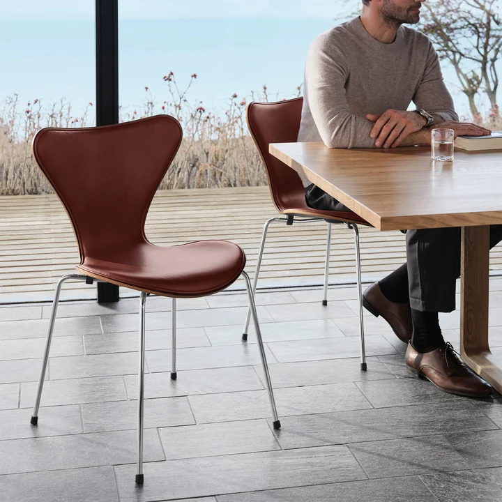 Série 7, chaise, cuir marron / piètement chrome de Fritz Hansen