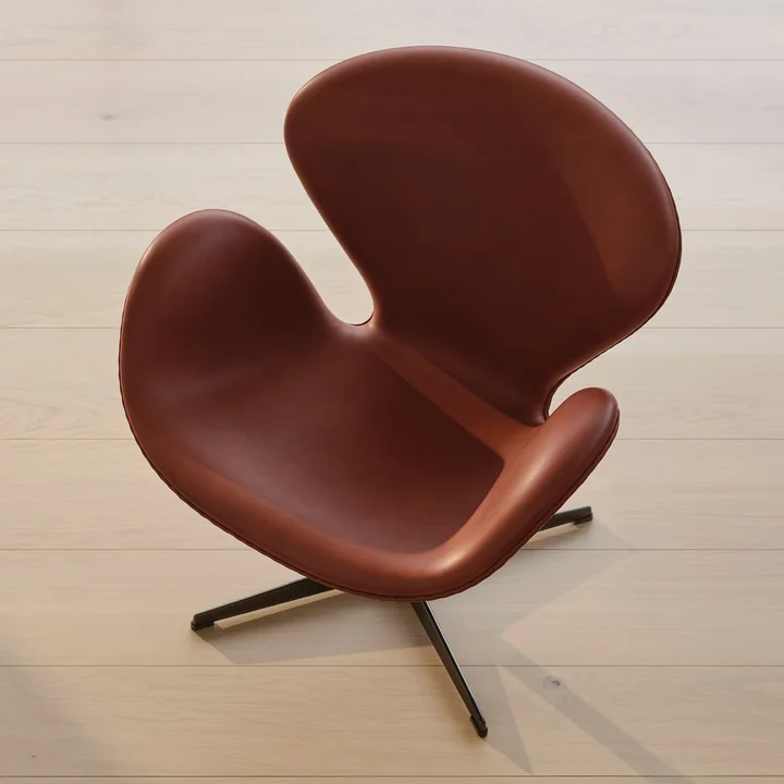 Fauteuil Cygne, cuir marron / piètement Chrome PVD de Fritz Hansen