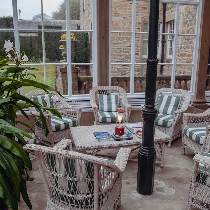 The Muse Lampe de bureau LED rechargeable, pomona red de Tala