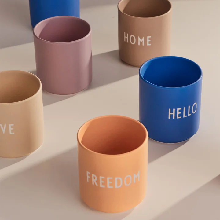 AJ Favourite Tasse en porcelaine de Design Letters