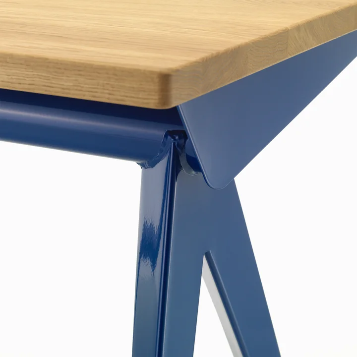 Compas Direction Table de Vitra dans la finition Chêne naturel / Prouvé Bleu Marcoule