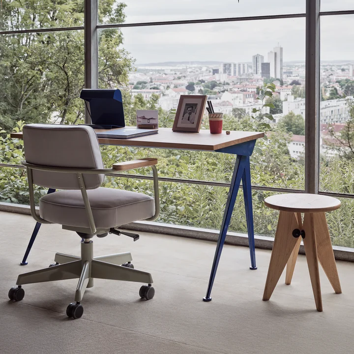 Compas Direction Table de Vitra dans la finition Chêne naturel / Prouvé Bleu Marcoule