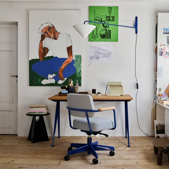 Table Compas Direction de Vitra dans la finition Chêne naturel / Prouvé Bleu Marcoule