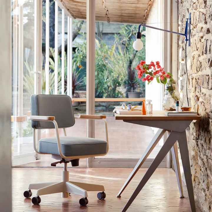 Applique Potence de Vitra dans la version Prouvé Bleu Marcoule