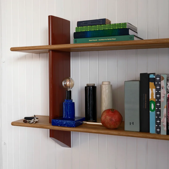 Rayonnage Mural de Vitra dans la finition chêne foncé / japanese red