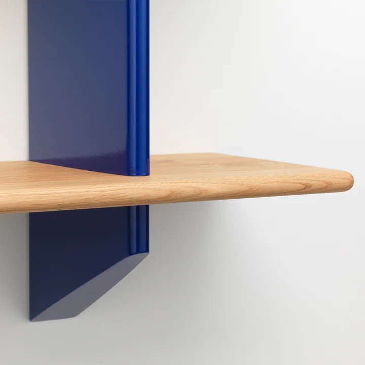 Rayonnage Mural de Vitra dans la finition Chêne clair / bleu