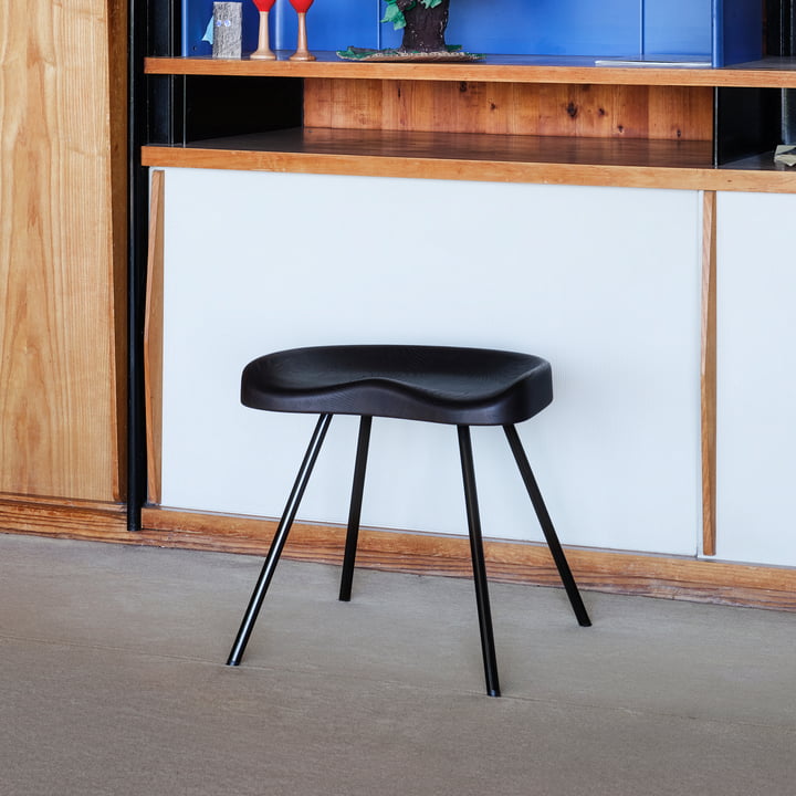 Tabouret 307 Tabouret de Vitra dans la finition chêne foncé