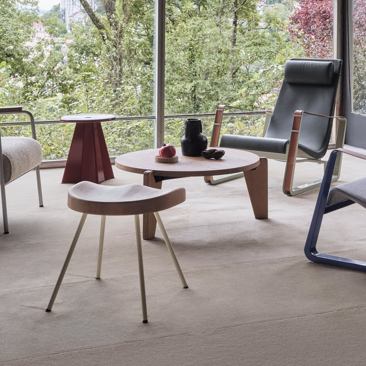 Tabouret 307 Tabouret de Vitra dans la finition chêne naturel
