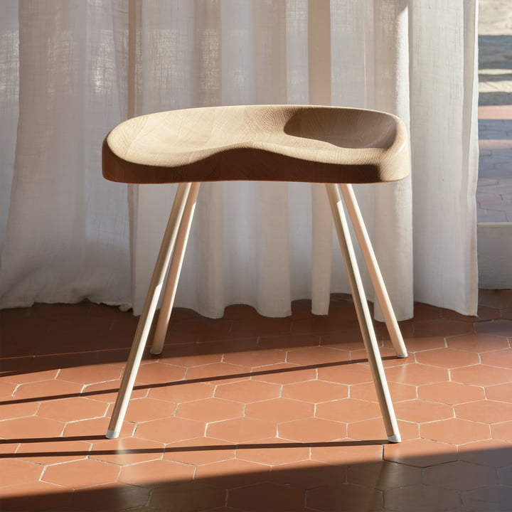 Tabouret 307 Tabouret de Vitra dans la finition chêne naturel