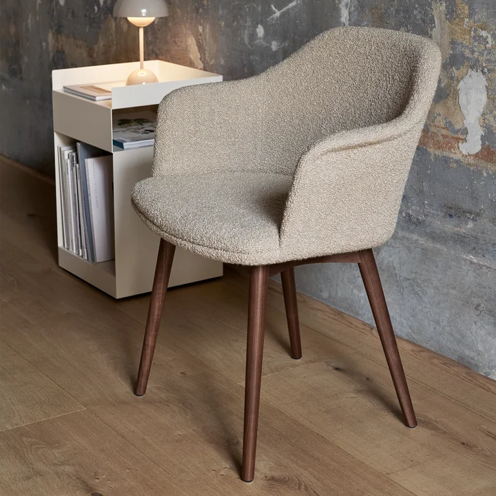 & Tradition - Rely HW79 Chaise avec accoudoirs, structure en noyer / beige (Karakorum 003)