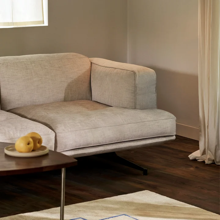 Inland Canapé AV22, 2 places, structure warm black / beige (Clay 0011) de & Tradition