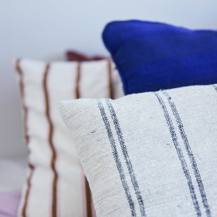 Striped Coussin, rayures étroites, bleu/beige de HKliving