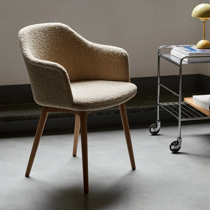 & Tradition - Rely HW79 Chaise avec accoudoirs, structure en chêne / beige (Karakorum 003)