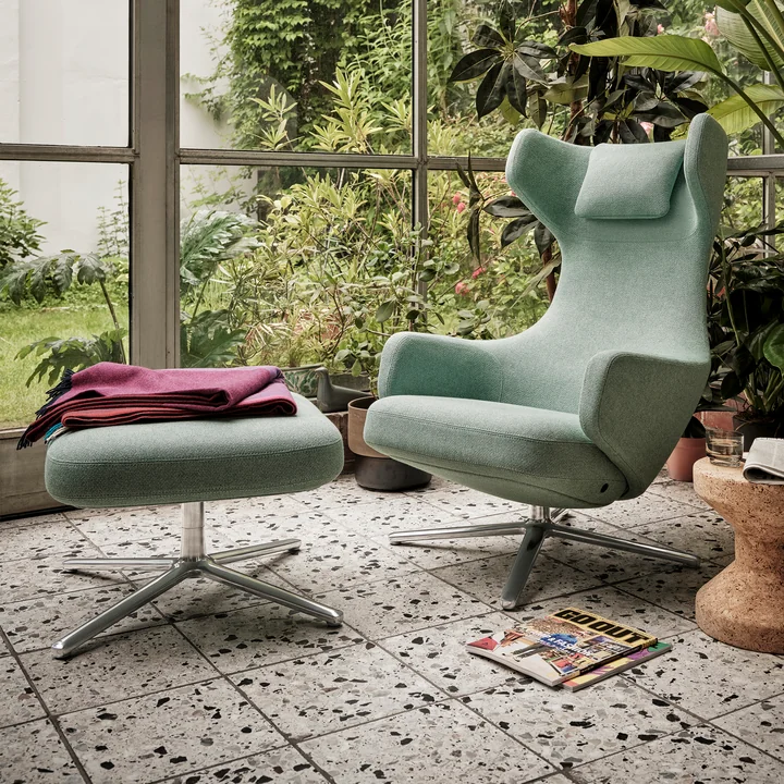 Grand Repos Fauteuil et Ottoman de Vitra dans la version Dumet bleu tendre émeraude