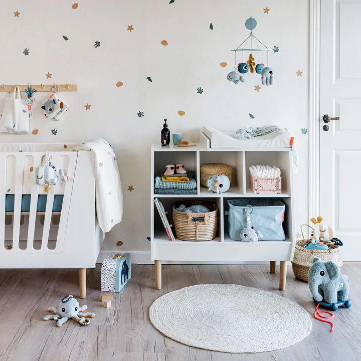 Mobile musical avec miroir et lit d'enfant de Done by Deer