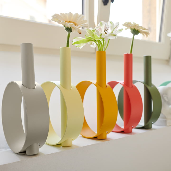 Les vases colorés IOS de Fermob