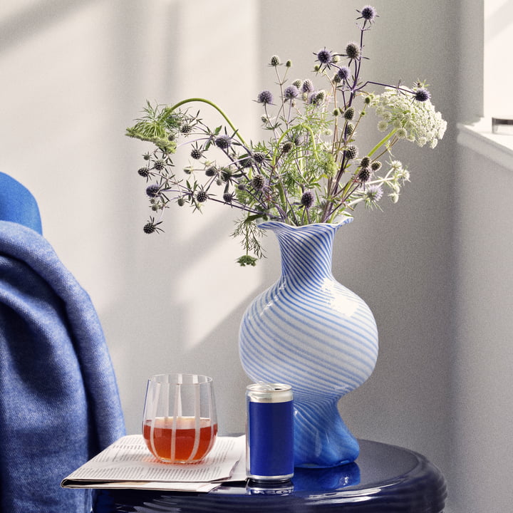 Mella Vase de Broste Copenhagen dans la couleur intense blue / off-white